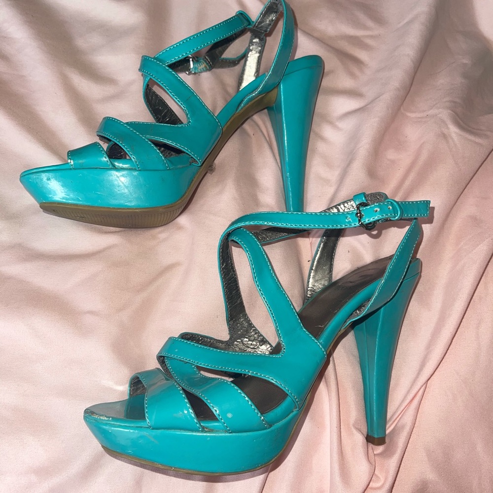 Turquoise Guess heels 👠
